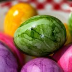 bunt-gefaerbte-Ostereier