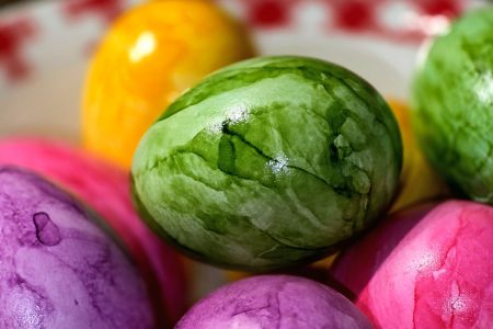 bunt-gefaerbte-Ostereier